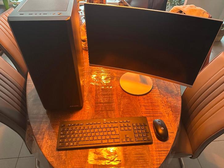 Ideale Starter Gaming PC + Gratis Curved Scherm & Toebehoren, Computers en Software, Desktop Pc's, Refurbished, 4 Ghz of meer