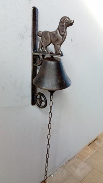 Antieke bel of klok met beeld van hond beschikbaar voor biedingen