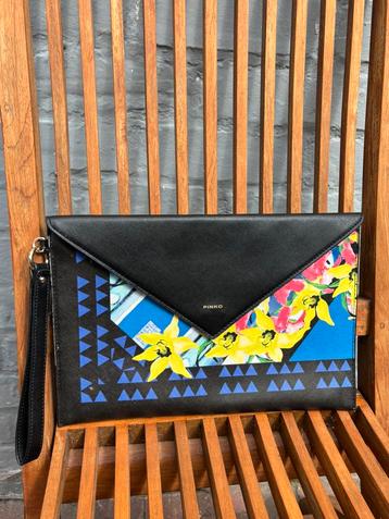 Pinko leren etui beschikbaar voor biedingen
