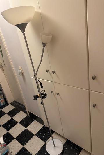 Staande vloerlamp beschikbaar voor biedingen