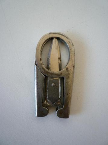 Oude kleine opvouwbare schaar beschikbaar voor biedingen