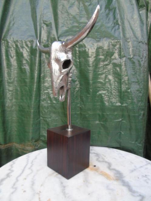 beeld van een buffelkop in gepatineerd aluminium op een sokk, Antiek en Kunst, Curiosa en Brocante, Ophalen