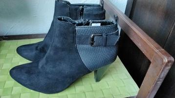 Zwarte enkellaarzen van twee materialen met hakken van 7 cm  beschikbaar voor biedingen