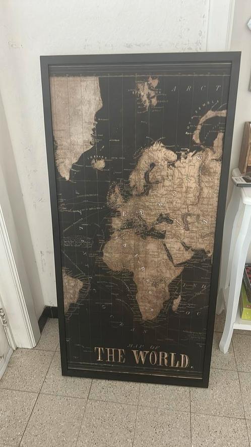 Vintage Wereldkaart in Zwarte Lijst – Mooie Wanddecoratie, Huis en Inrichting, Woonaccessoires | Kamerschermen, Zo goed als nieuw
