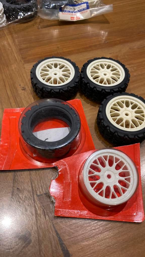 Nieuwe set banden en velgen schaal 1:10 kyosho nitro racer, Hobby en Vrije tijd, Modelbouw | Radiografisch | Auto's, Zo goed als nieuw