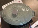 Nieuwe Staub ovale ovenschaal met deksel 23 cm eucalyptus, Huis en Inrichting, Gietijzer, Nieuw, Ophalen of Verzenden, Keramische plaat