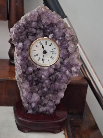 Hoogte: klok in amethiststeen

 beschikbaar voor biedingen