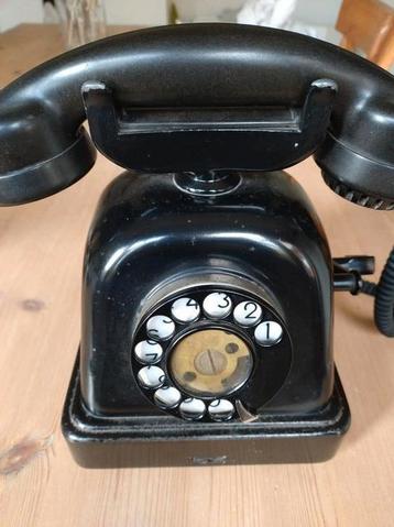 Oude telefoon, zwart metaal  beschikbaar voor biedingen