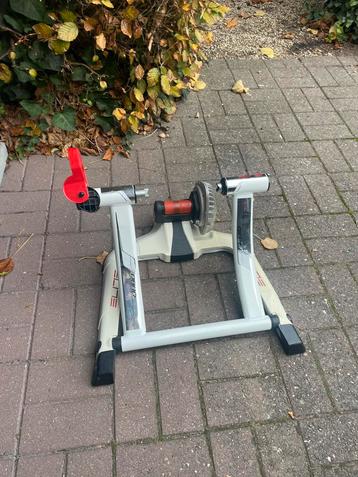 Fietsrollen Elite Qubo fluid beschikbaar voor biedingen