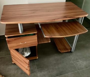 Bureau met gratis staande bureaulamp  beschikbaar voor biedingen