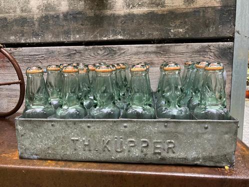 Oud metalen krat met kogelflessen, Antiek en Kunst, Curiosa en Brocante, Ophalen