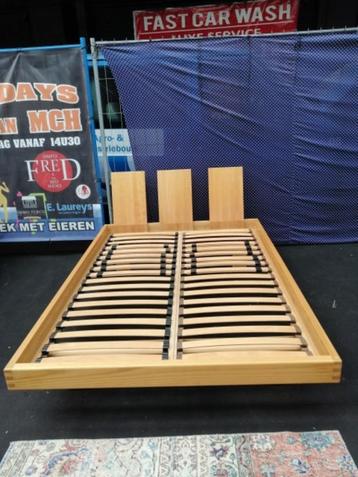 Bed 140 x 200 beschikbaar voor biedingen