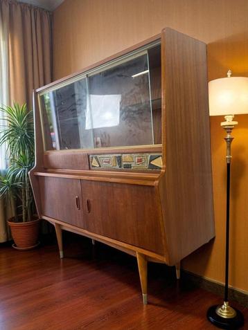 vintage kast beschikbaar voor biedingen