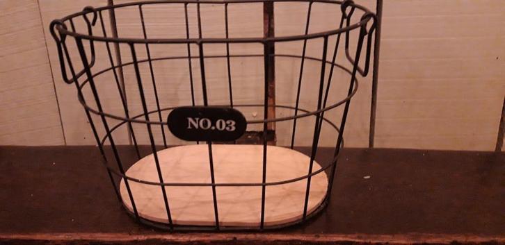 Hippe draadmand lectuurmand, Huis en Inrichting, Woonaccessoires | Krantenbakken en Lectuurbakken, Zo goed als nieuw, Ophalen of Verzenden