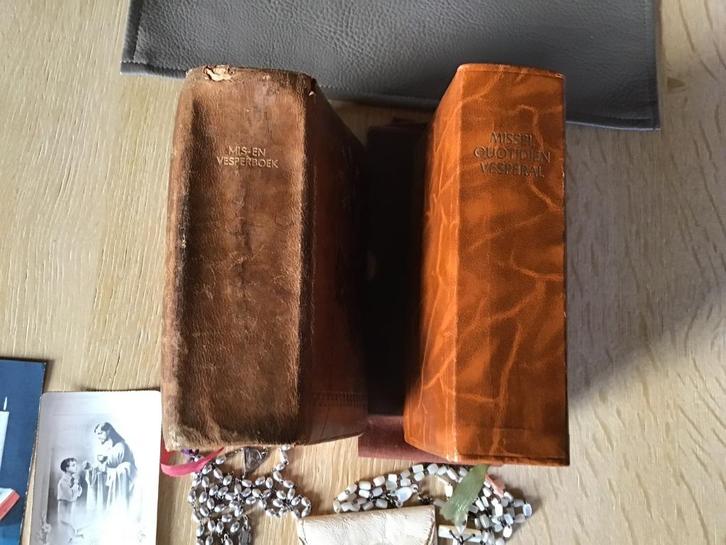 Boek 2x ;Katechismus voor Plechtige Heilige kommunie en vorm, Boeken, Overige Boeken, Zo goed als nieuw, Ophalen of Verzenden