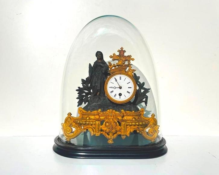 Pendule ancienne XIXe (Mons) sous globe, Antiquités & Art, Antiquités | Horloges, Enlèvement ou Envoi