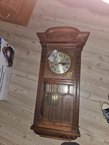 Antieke wandklok met klepel beschikbaar voor biedingen