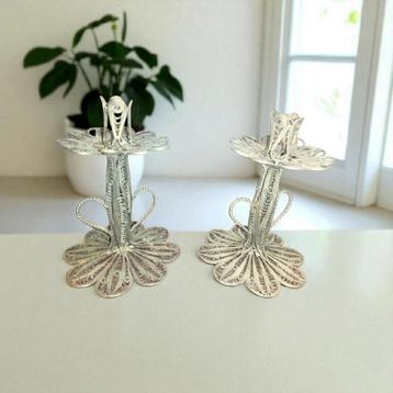 Twee prachtige oude metalen kandelaars in de kleur zilver beschikbaar voor biedingen