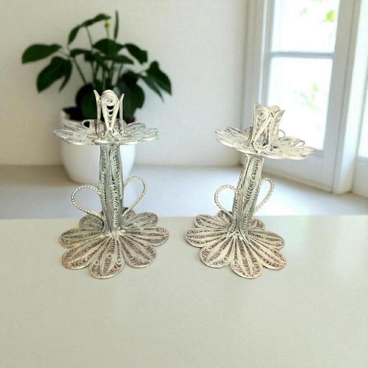 Twee prachtige oude metalen kandelaars in de kleur zilver, Antiek en Kunst, Antiek | Kandelaars, Goud, Ophalen of Verzenden