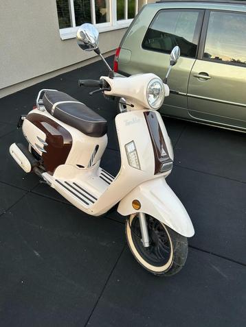 mooie 125cc scooter beschikbaar voor biedingen