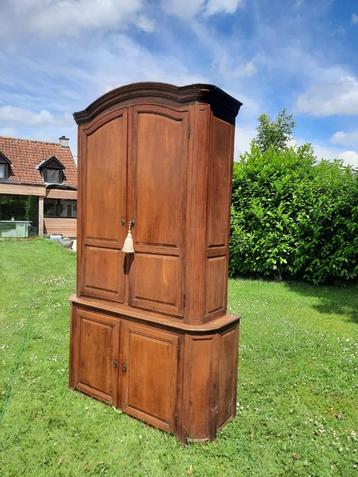 Antieke notariskast beschikbaar voor biedingen