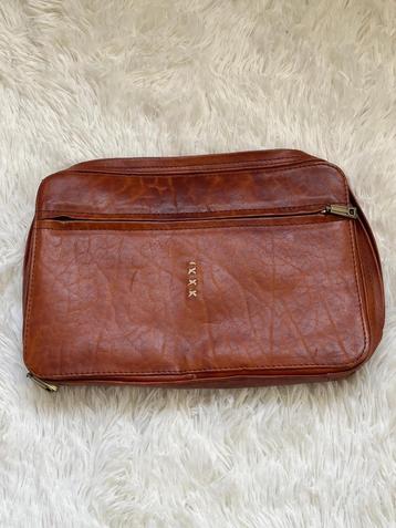 Une pochette en cuir beschikbaar voor biedingen