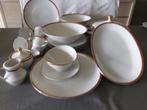 Mooi 16 delig vintage servies met goud-rood kleurige randen, Huis en Inrichting, Ophalen, Gebruikt, Overige stijlen, Compleet servies