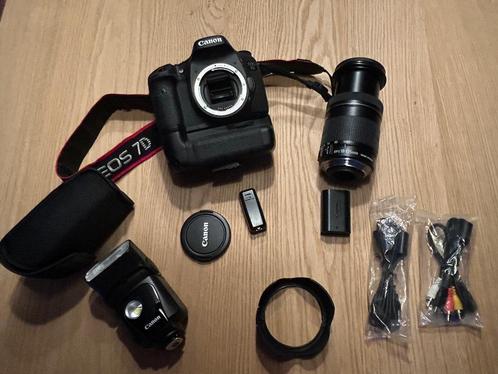 Canon EOS 7D met EFS 18-135 mm IS lens, TV, Hi-fi & Vidéo, Appareils photo numériques, Comme neuf, Reflex miroir, Canon, Enlèvement