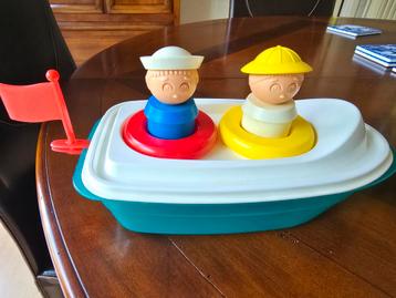 Bootje van tupperware beschikbaar voor biedingen