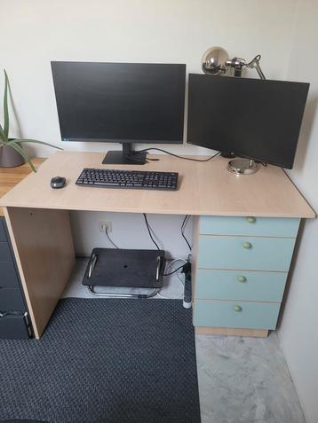 Houten bureau beschikbaar voor biedingen