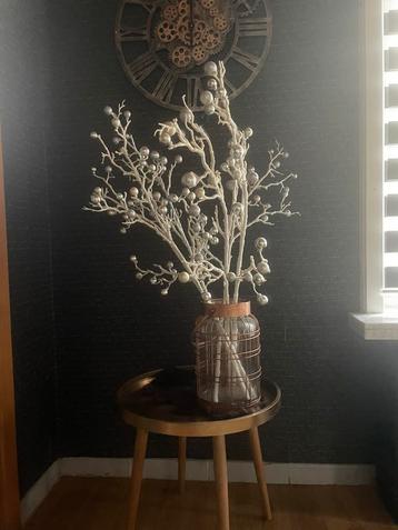 Mooie takken met kerstbomen zonder de vaas beschikbaar voor biedingen