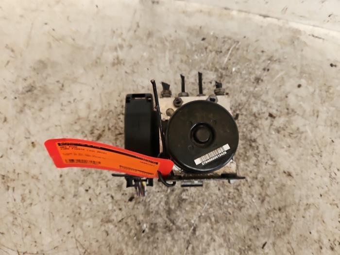 Pompe ABS d'un Ford Fiesta, Autos : Pièces & Accessoires, Électronique & Câbles, Ford, Utilisé, 3 mois de garantie, Enlèvement ou Envoi