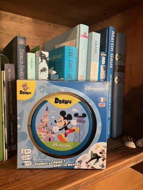 Dobble Disney gezelschapsspel Disneyland Paris editie, Hobby en Vrije tijd, Gezelschapsspellen | Bordspellen, Zo goed als nieuw