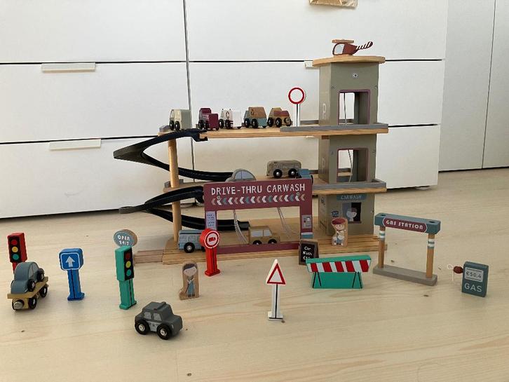 Parkeergarage en voertuigen (hout) van Little Dutch, Kinderen en Baby's, Speelgoed | Houten speelgoed, Zo goed als nieuw, Overige typen