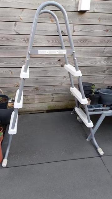Zwembad ladder beschikbaar voor biedingen