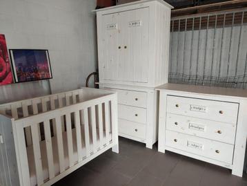Volledige babykamer met goudkleurige knopjes- doorgroeikamer beschikbaar voor biedingen