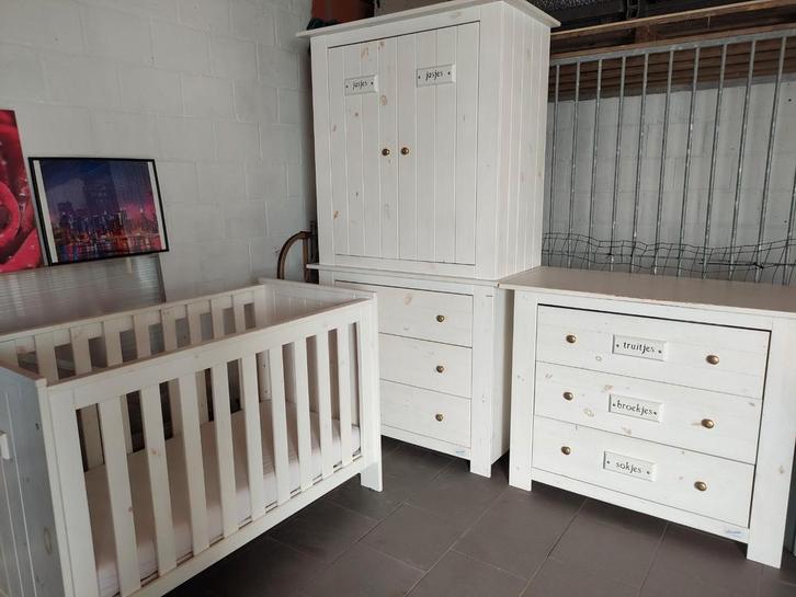 Volledige babykamer met goudkleurige knopjes- doorgroeikamer, Kinderen en Baby's, Kinderkamer | Complete kinderkamers, Gebruikt
