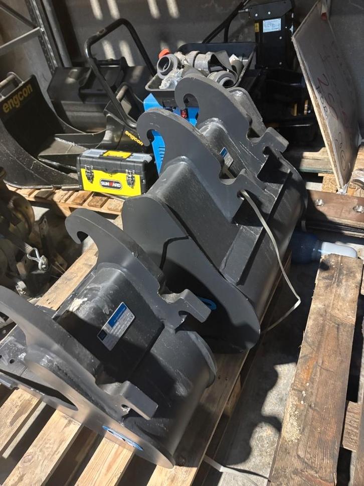 bacs attache CW05 pelle 3.5 T, Articles professionnels, Machines & Construction | Grues & Excavatrices, Enlèvement