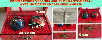 FLUWELEN HOUTEN KISTJE - 2 BALLEN VAN SANTE-METAL- beschikbaar voor biedingen