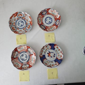 Quatre assiettes en porcelaine japonaise Imarie 1880-1910