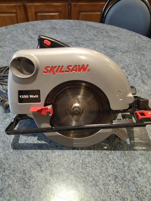 scie circulaire Skil, Doe-het-zelf en Bouw, Gereedschap | Zaagmachines, Gebruikt, Cirkelzaag, 1200 watt of meer, 30 tot 70 mm