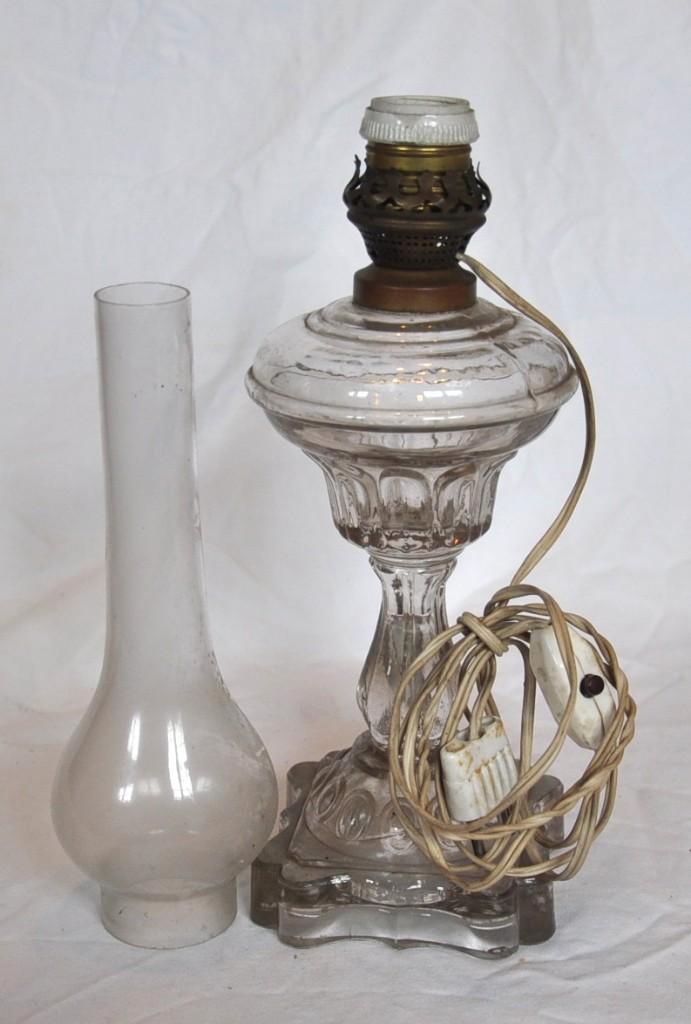 lampe a pétrole électrifiée en verre moulé, Antiek en Kunst, Antiek | Verlichting, Ophalen of Verzenden