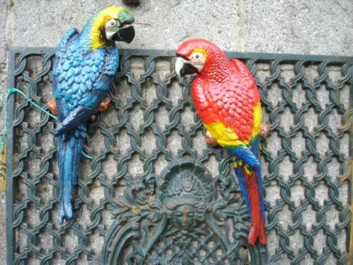 papegaaienbeeld (2) in gietijzer in kleuren..., Tuin en Terras, Tuinwanddecoratie, Nieuw, Ophalen