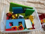 Duplo bak met bouwblokken, voetplaten verschillende kleuren., Kinderen en Baby's, Ophalen, Gebruikt, Duplo