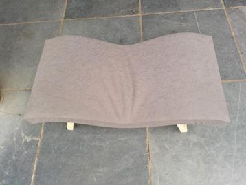 Bankje voor een kat of voor een klein hondje beschikbaar voor biedingen
