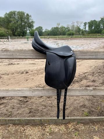 Dressuurzadel Equipe Emporio 17.5 Inch beschikbaar voor biedingen