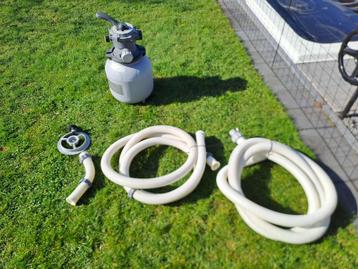 Intex zandfilterpomp met darmen en nieuwe zand. beschikbaar voor biedingen