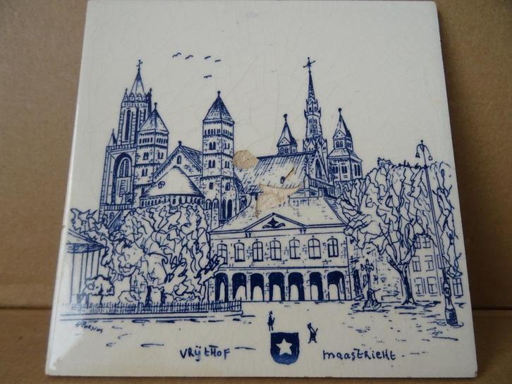 Vintage tegel Vrijthof Maastricht Delfts blauw handpainted, Antiek en Kunst, Curiosa en Brocante, Ophalen of Verzenden