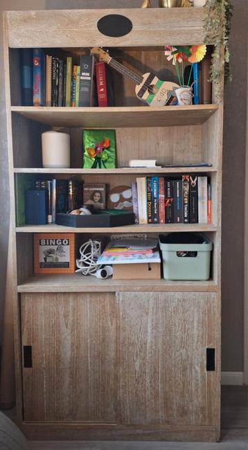 Boekenkast  beschikbaar voor biedingen