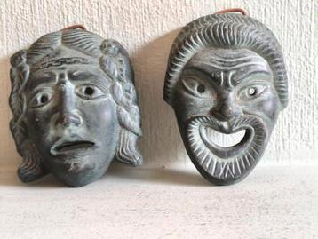 Twee gebakken kleimaskers, Griekse mythologie, Enlèvement ou Envoi
